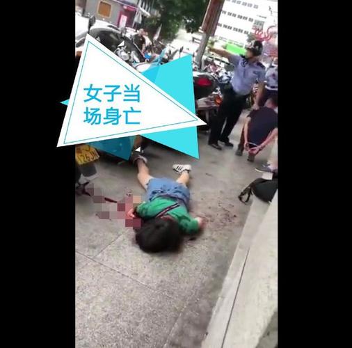 广东江门一男子因感情纠纷当街拿刀捅死女友凶手被警方当场制服