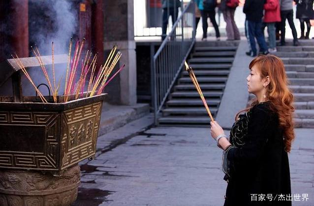 在寺庙进行烧香祭拜时,切记三大禁忌,不明白的可以看看!